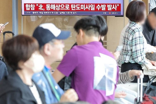 軍 "北, 동해상으로 미상 발사체 발사"…탄도미사일이면 13..