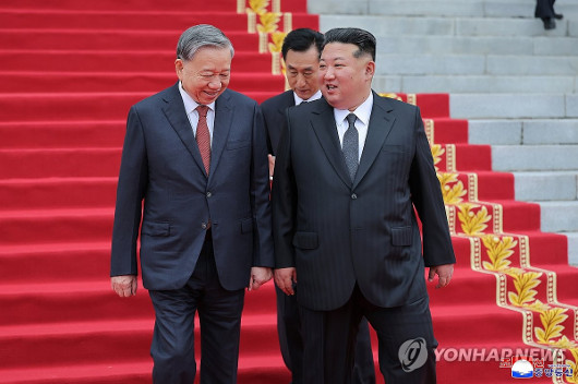 김정은, 베트남 국가주석 축전에 답전 "양국관계 새로운 ..